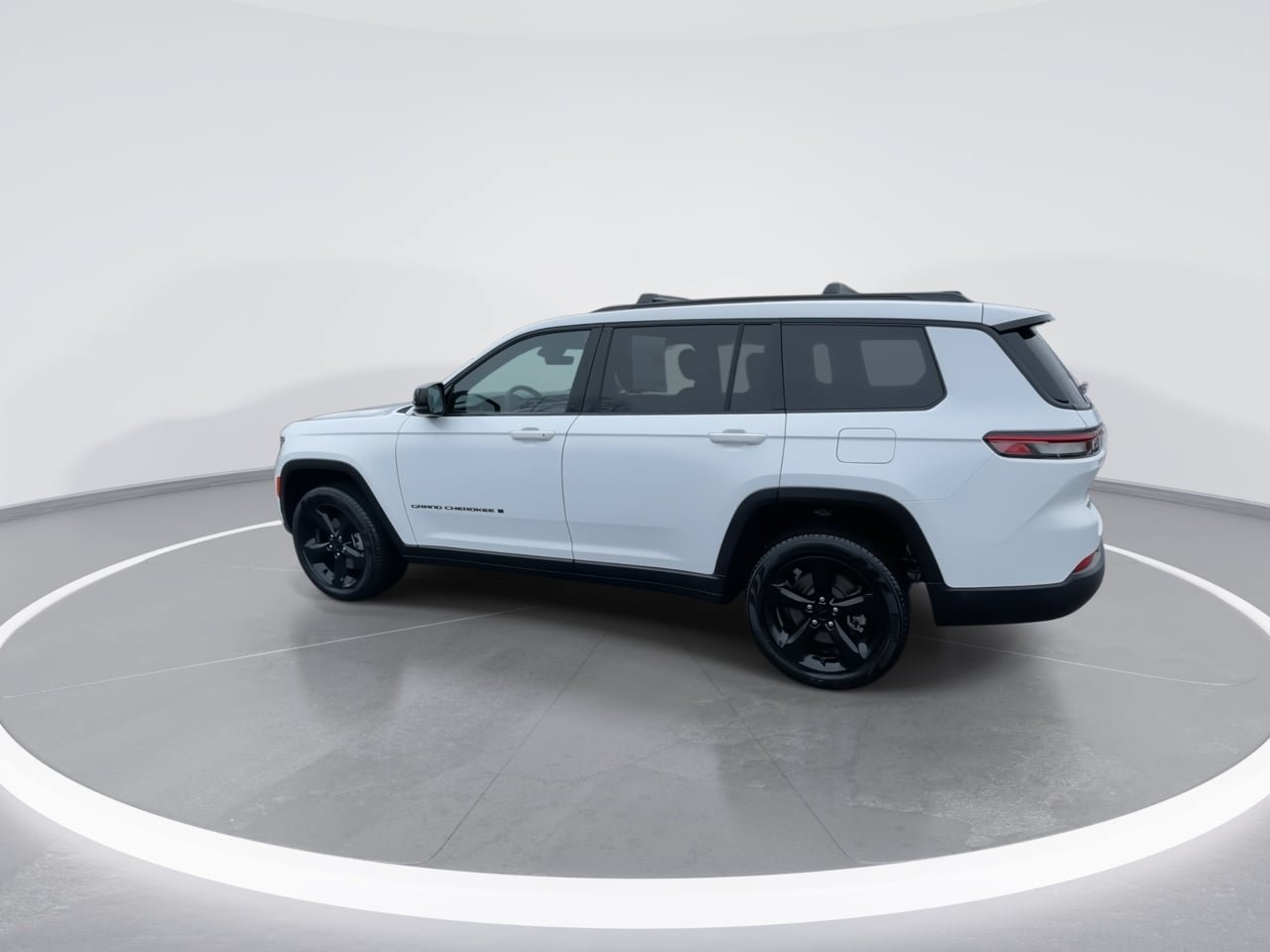 Used 2025 Jeep Grand Cherokee L Limited w/ Black Appearance Package AWD/4WD image 12