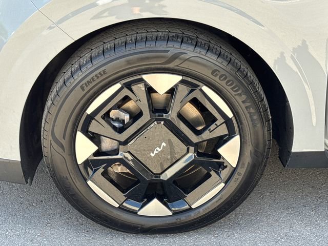 Used 2025 Kia Carnival EX FWD image 25