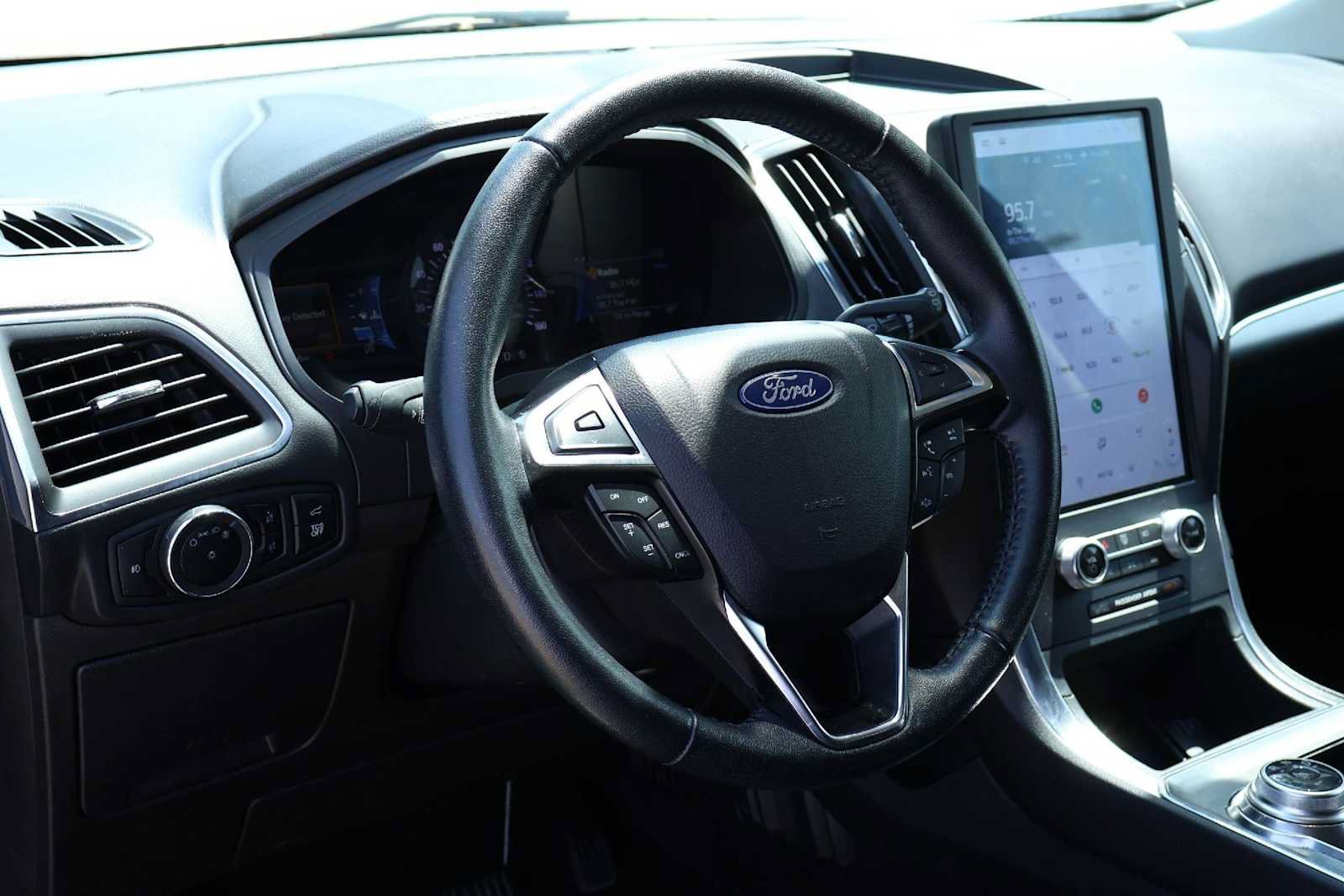 Used 2024 Ford Edge Titanium AWD/4WD image 2