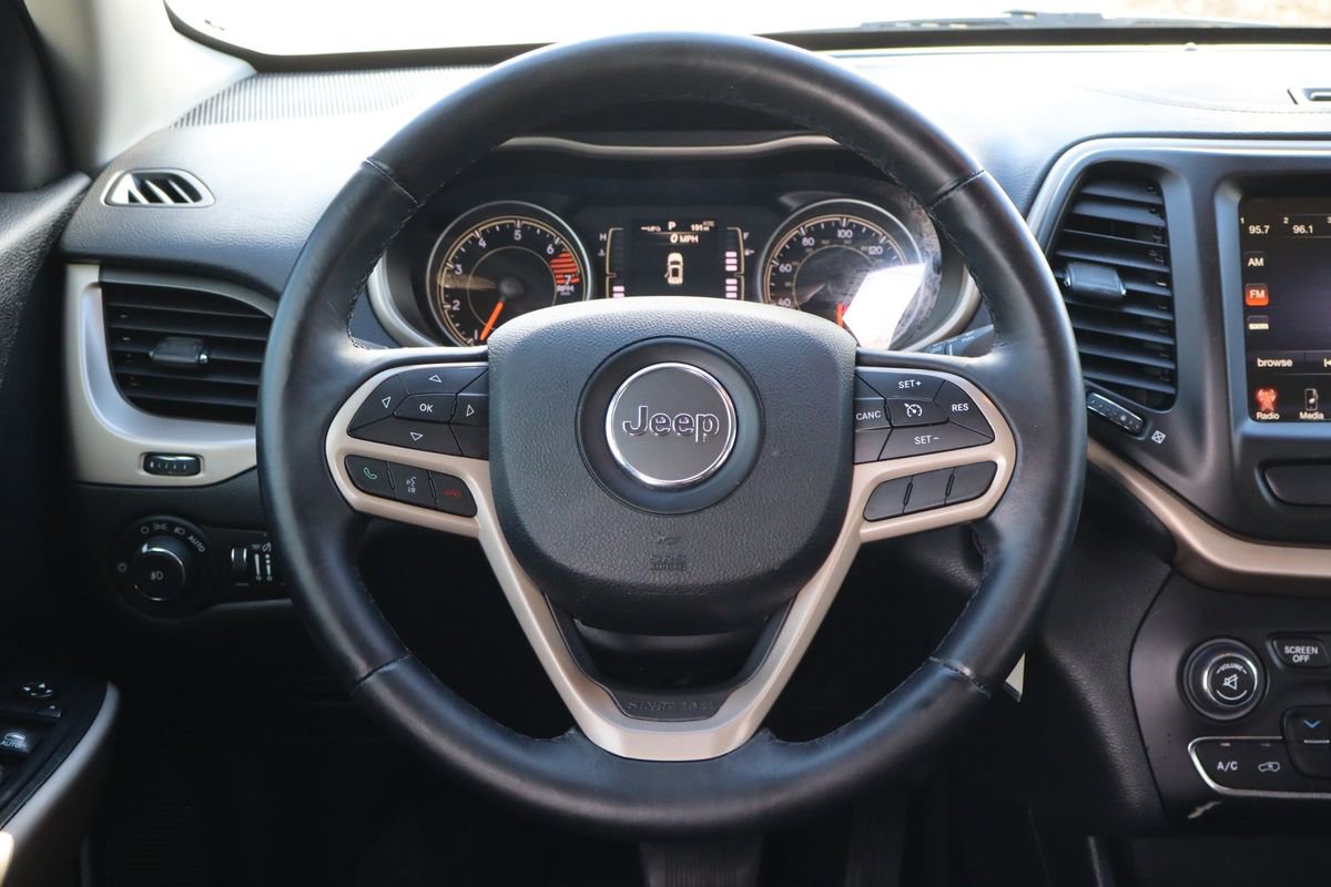 Used 2017 Jeep Cherokee Latitude FWD image 18