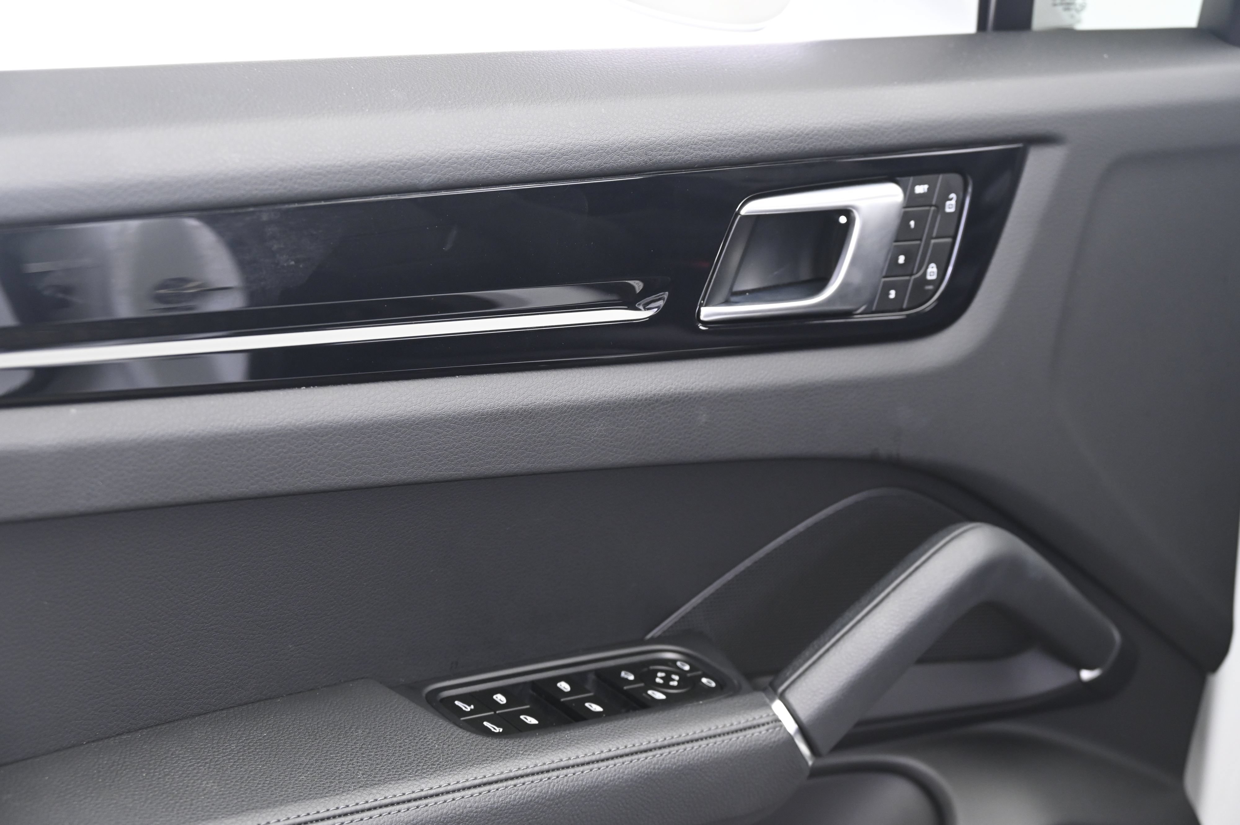Certified 2023 Porsche Cayenne AWD/4WD image 27