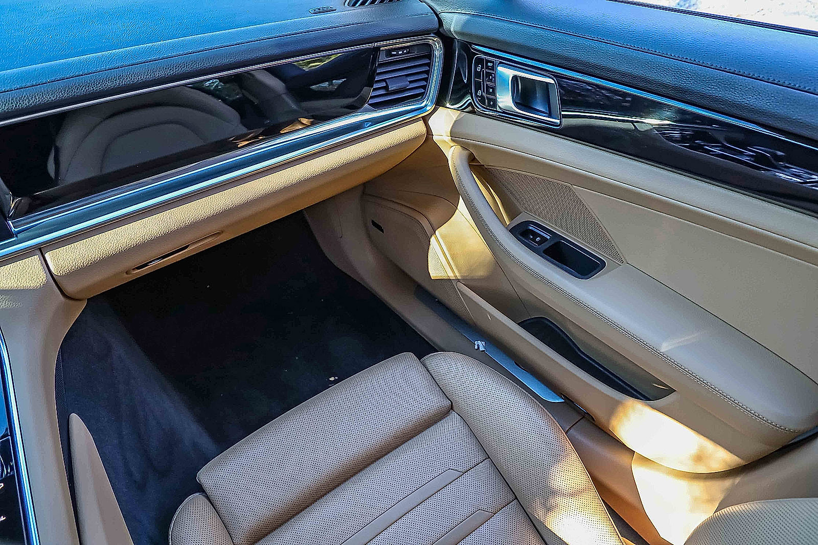 Used 2020 Porsche Panamera 4S w/ Premium Package Plus image 15