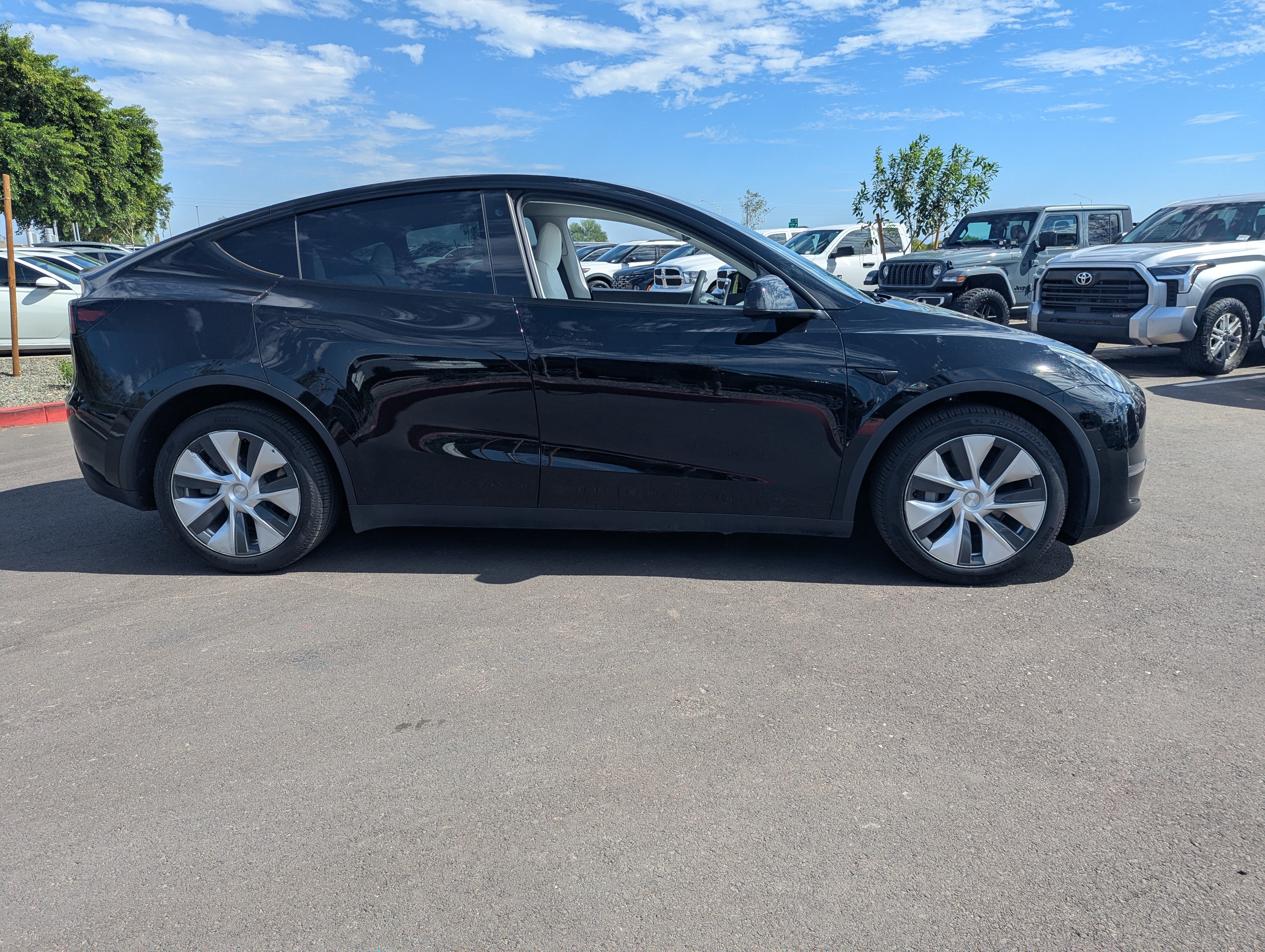 Used 2022 Tesla Model Y Long Range AWD/4WD image 2