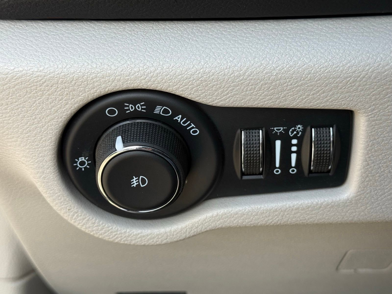 Used 2022 Chrysler Pacifica Touring-L FWD image 25