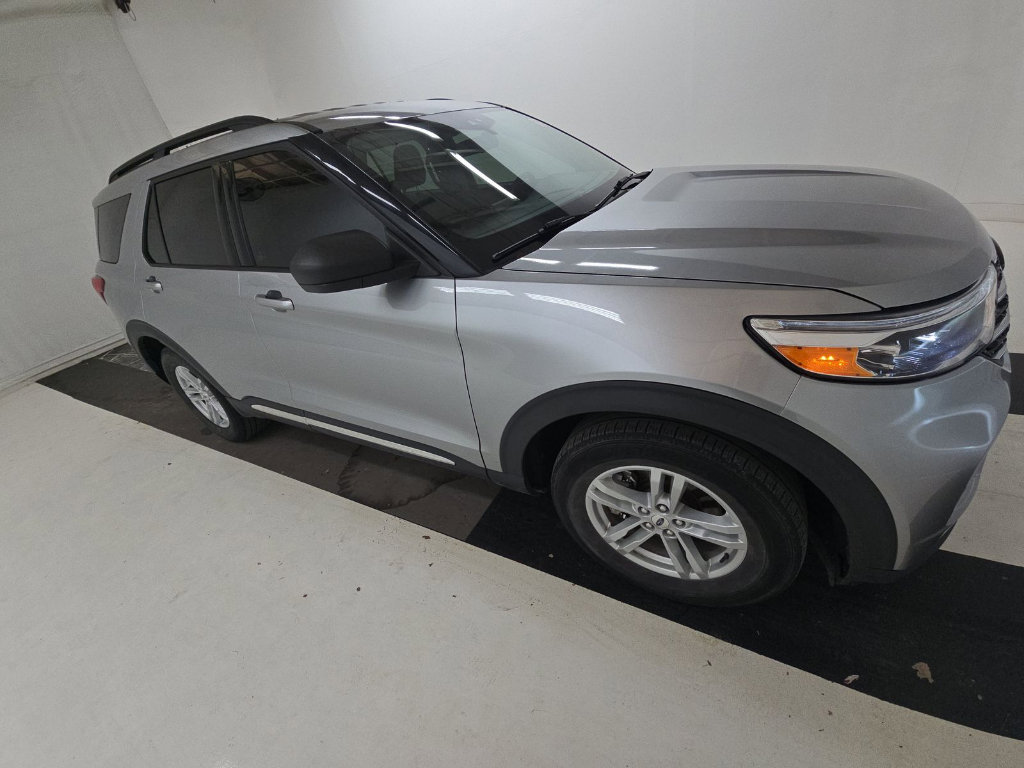 Used 2021 Ford Explorer XLT w/ Equipment Group 202A image 3