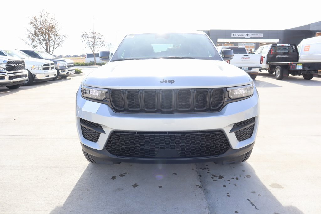 New 2025 Jeep Grand Cherokee Altitude image 9
