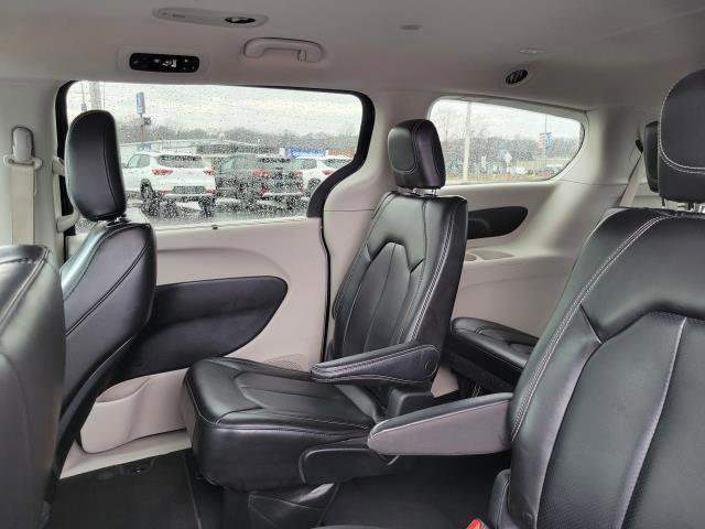 Used 2023 Chrysler Pacifica Touring-L image 23