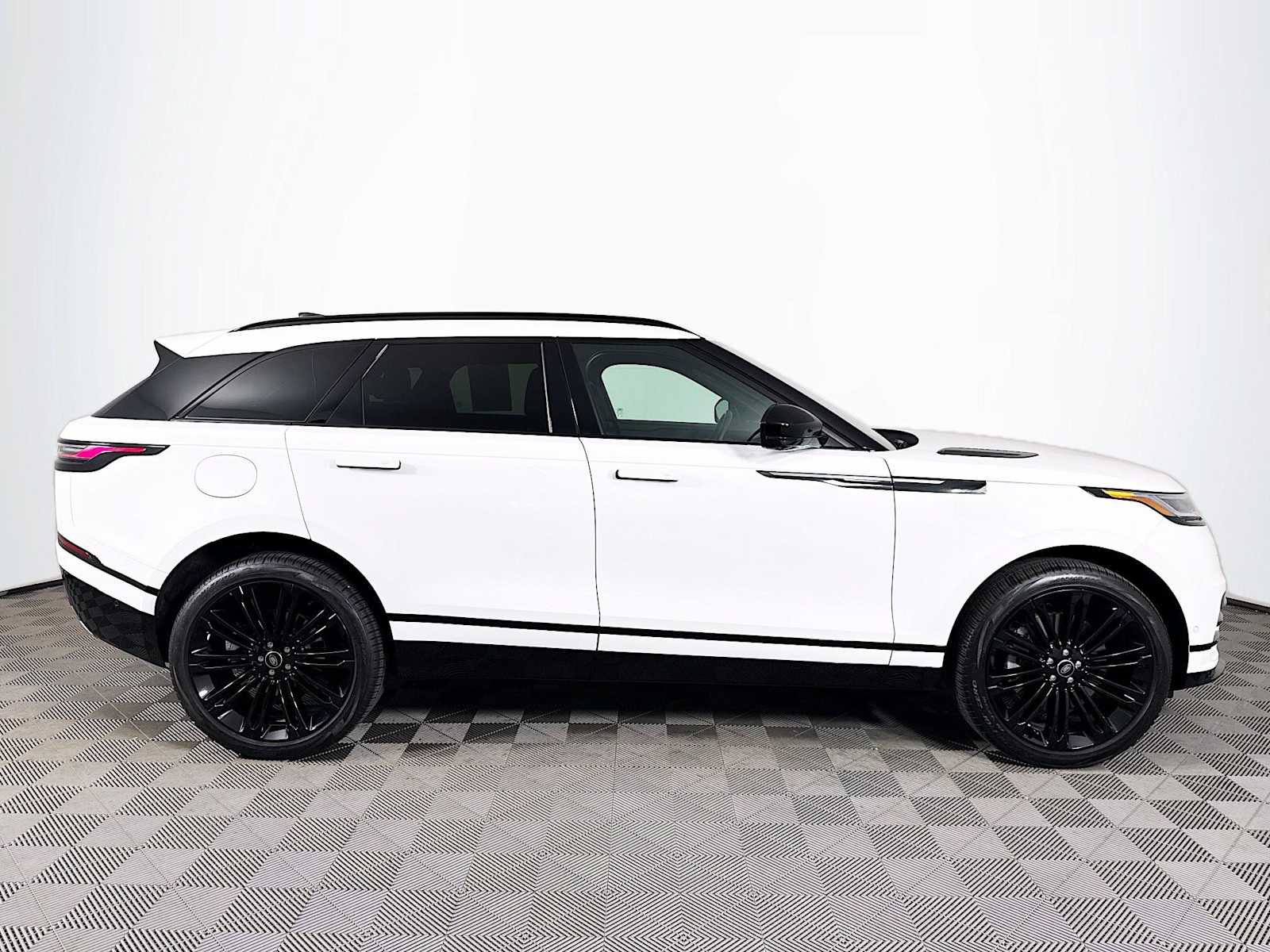 Used 2026 Land Rover Range Rover Velar Dynamic SE AWD/4WD image 4