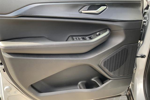 New 2025 Jeep Grand Cherokee Altitude image 16