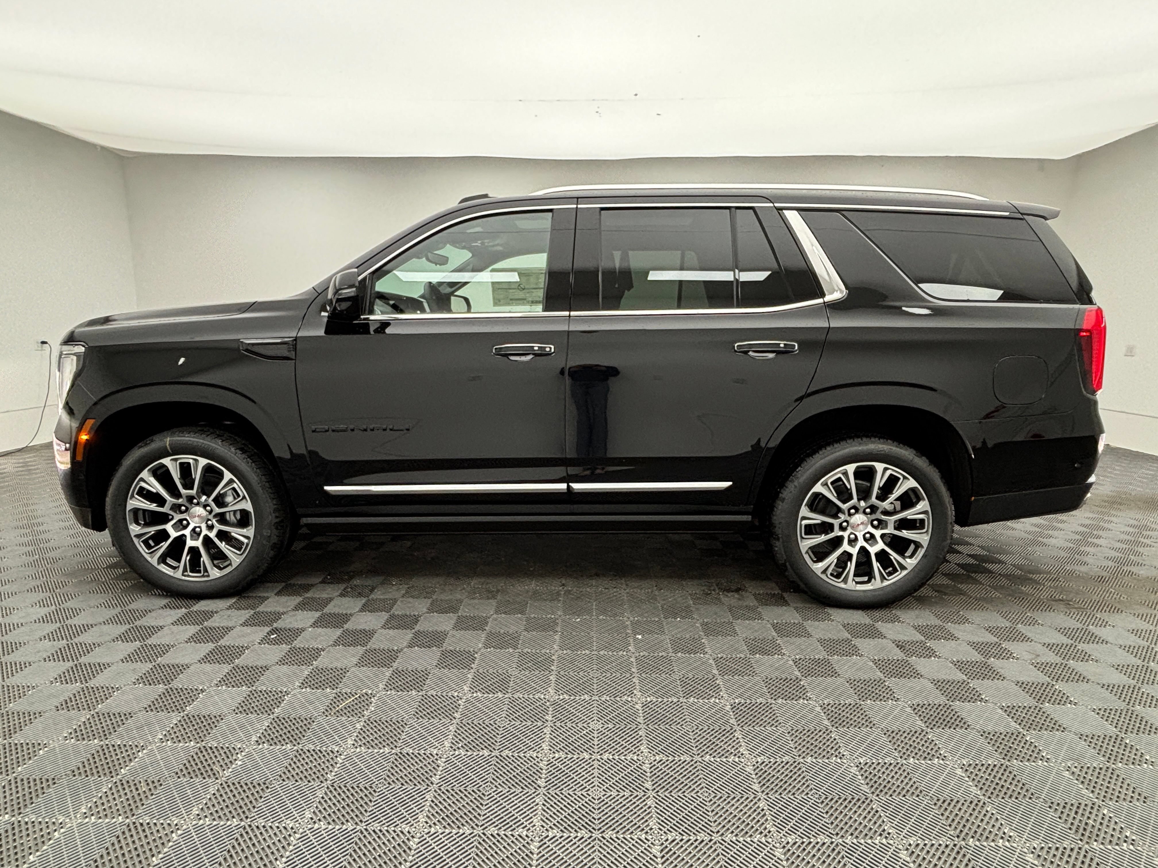 New 2026 GMC Yukon Denali w/ Denali Reserve Package AWD/4WD image 17