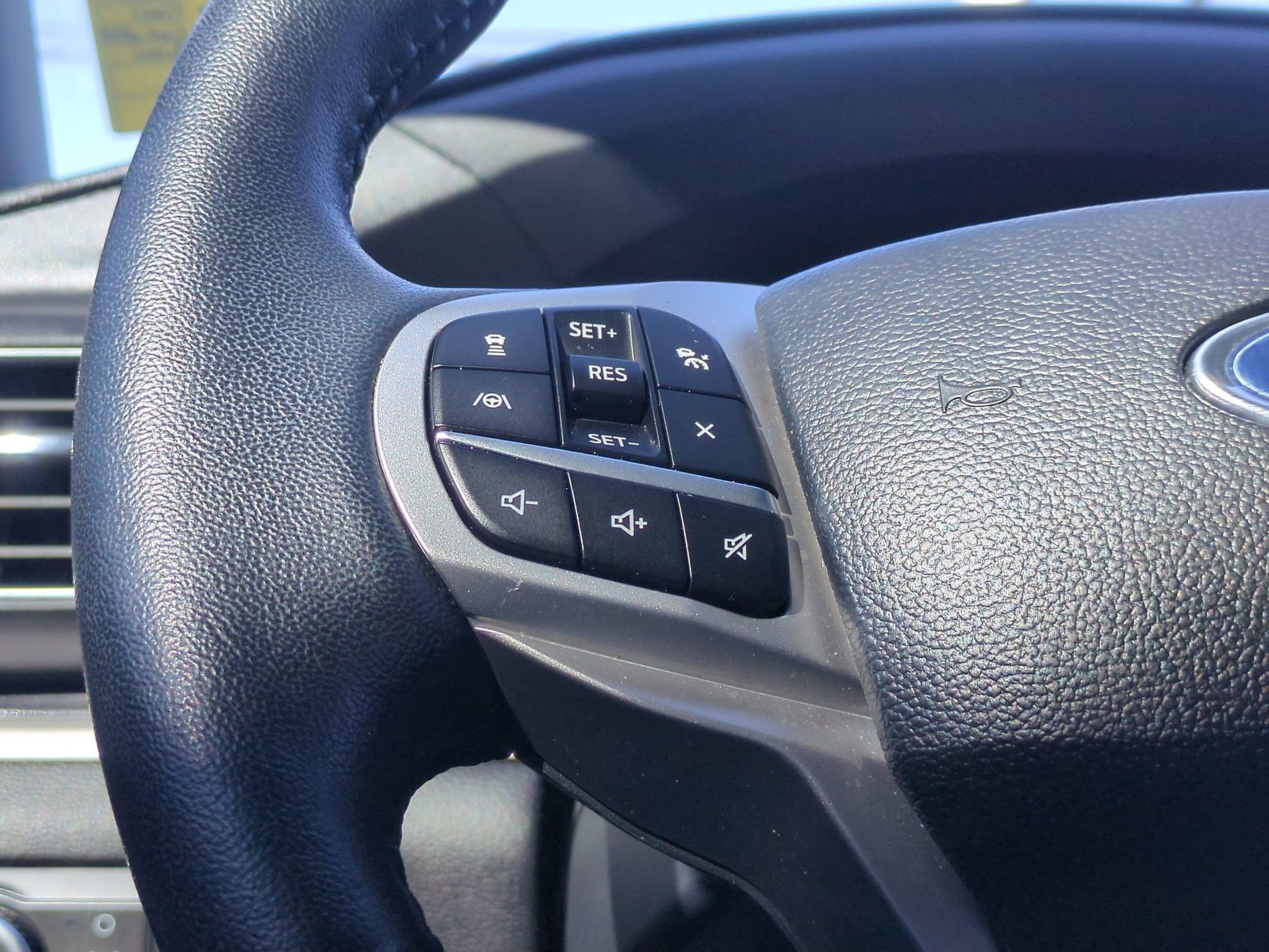 Used 2023 Ford Explorer XLT w/ Equipment Group 202A RWD image 16