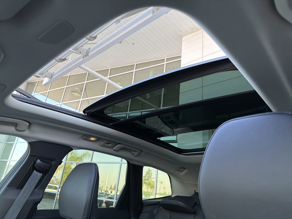 Used 2023 Volvo XC60 B5 Ultimate w/ Climate Package image 11