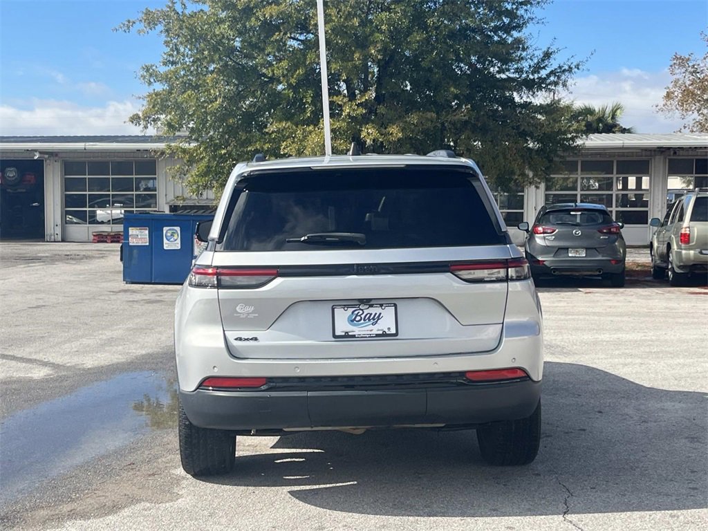 Used 2023 Jeep Grand Cherokee Altitude image 4