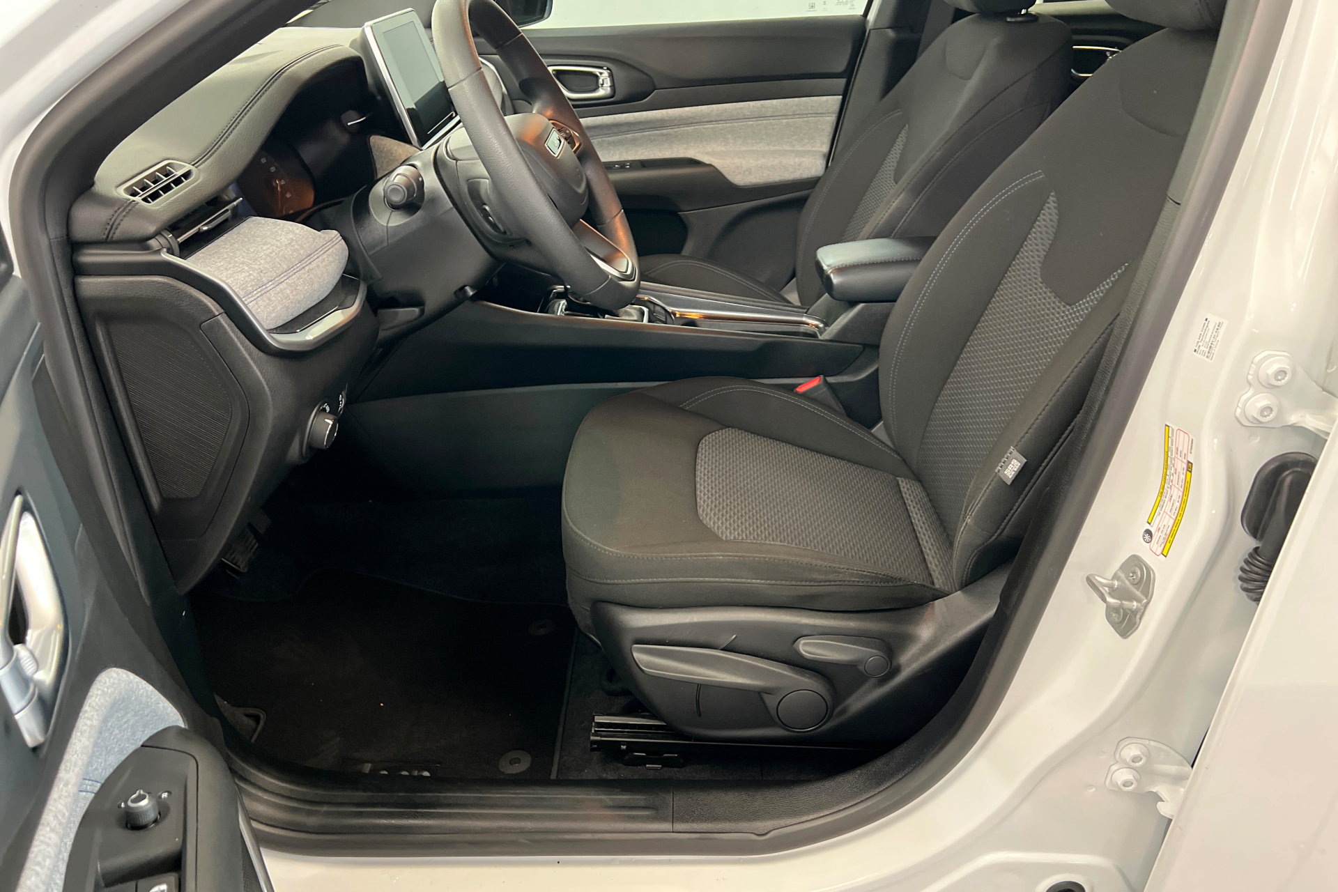 Used 2025 Jeep Compass Sport AWD/4WD image 18