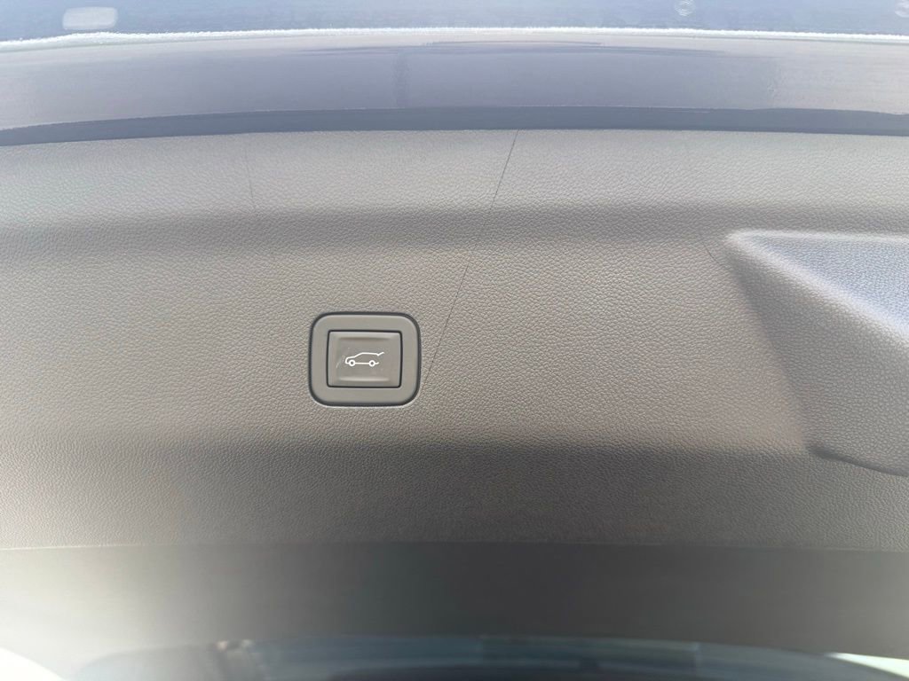 Used 2025 GMC Yukon XL Denali w/ Sun & Power Step Package image 7