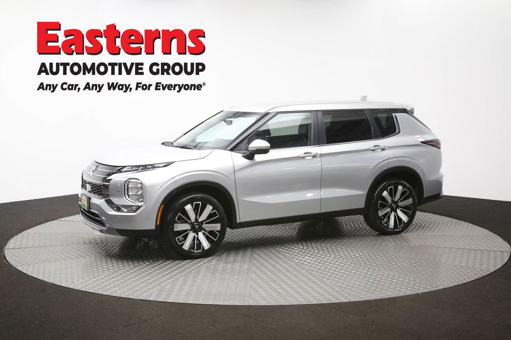 Used 2025 Mitsubishi Outlander SE image 59