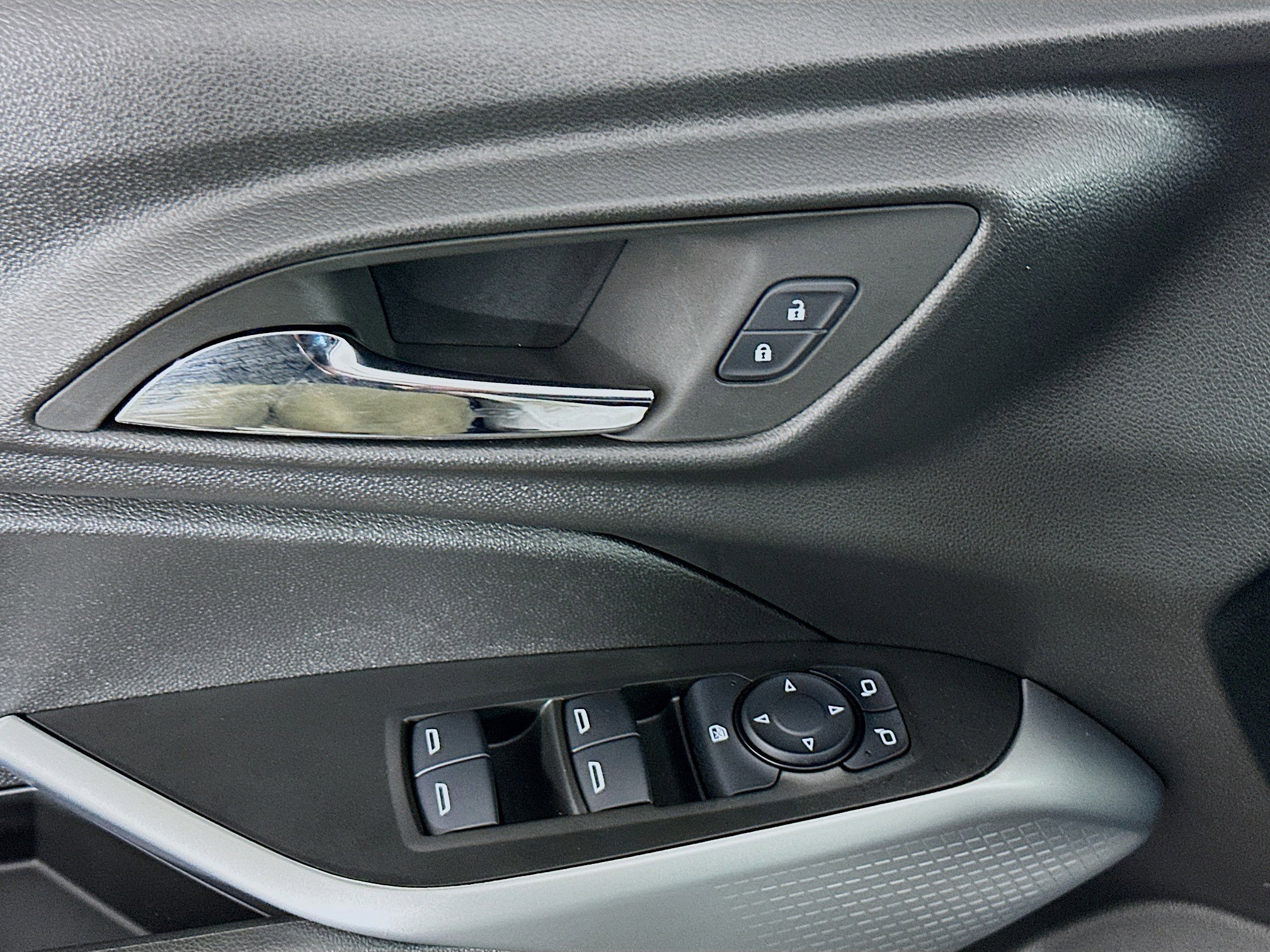 Used 2025 Chevrolet Trax LS w/ LS Convenience Package image 15