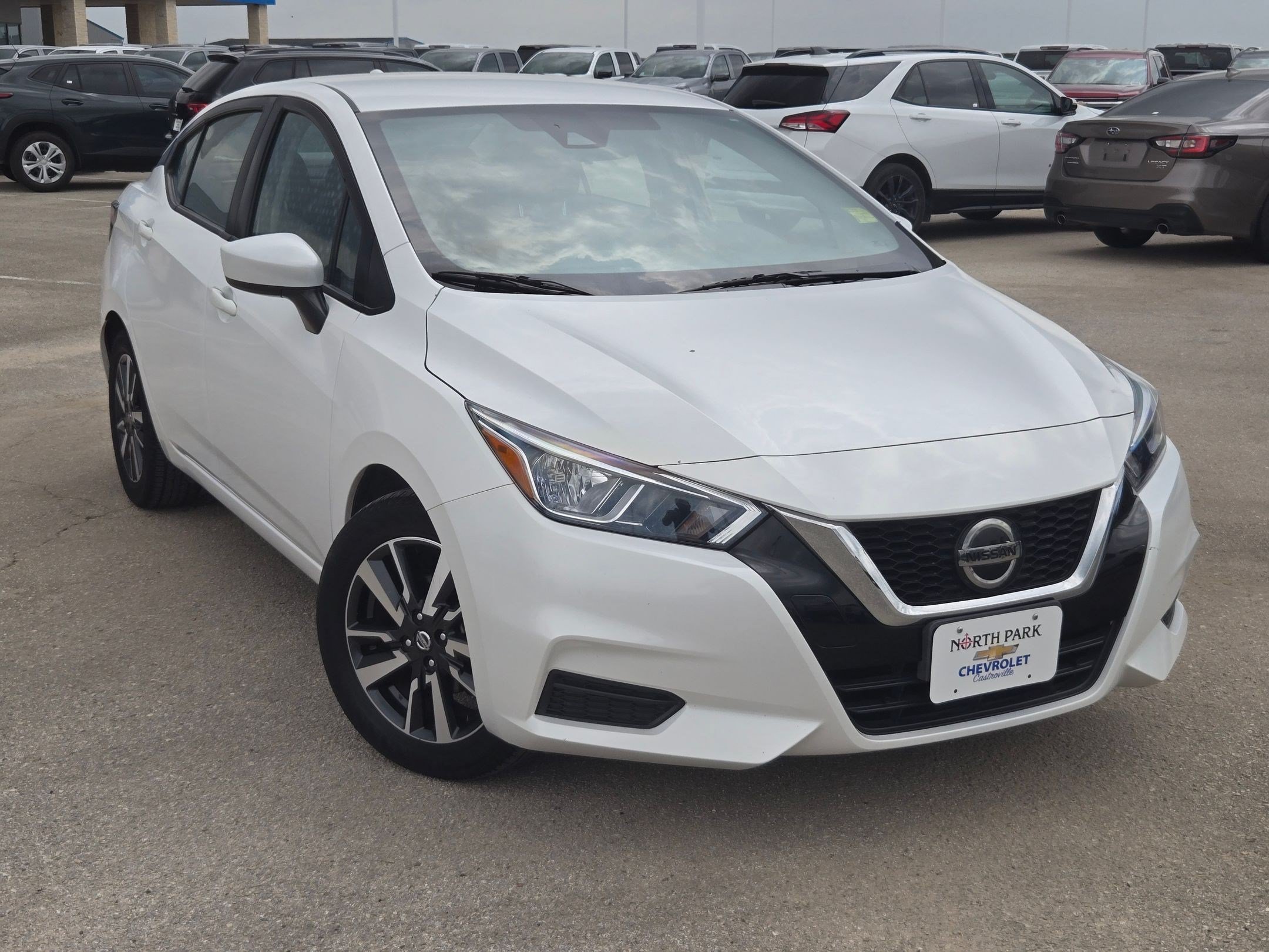 Used 2022 Nissan Versa SV FWD image 2