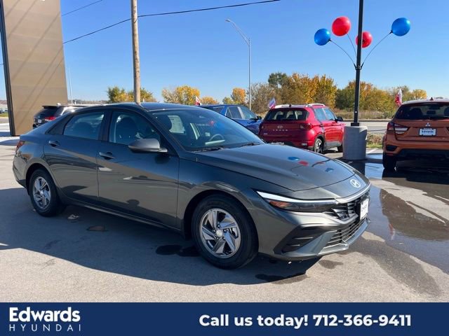 New 2025 Hyundai Elantra SE image 3