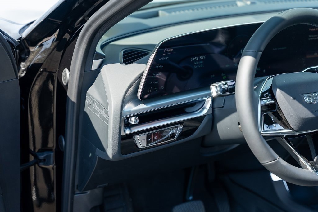 New 2025 Cadillac Lyriq Luxury image 16