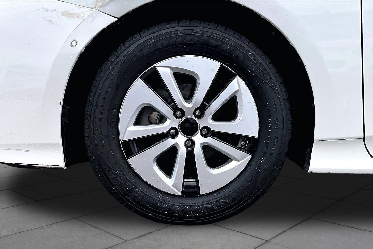 Used 2018 Toyota Prius Two w/ Prius Two Safety Plus Package FWD image 11