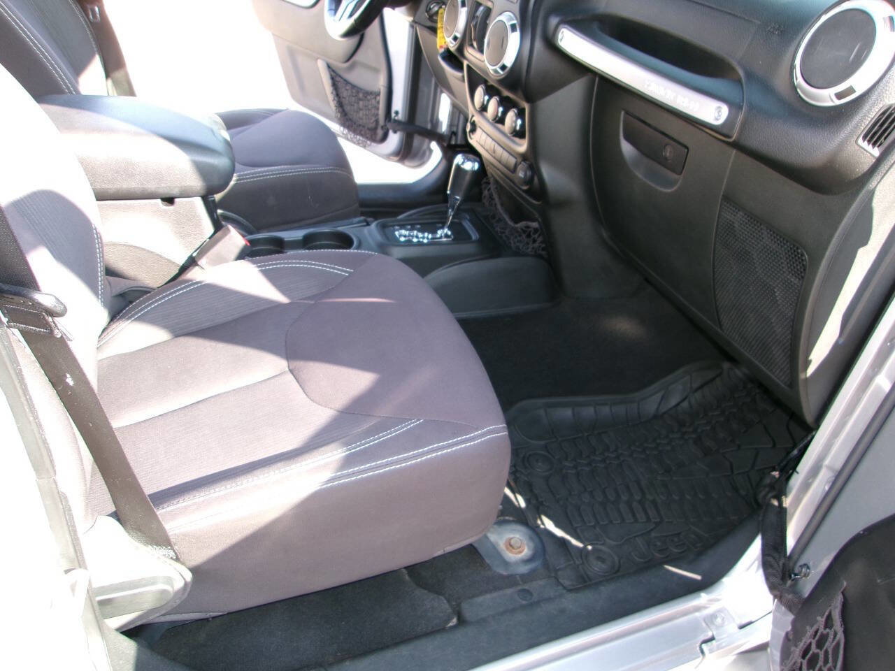 Used 2015 Jeep Wrangler Unlimited Sahara w/ Connectivity Group image 17