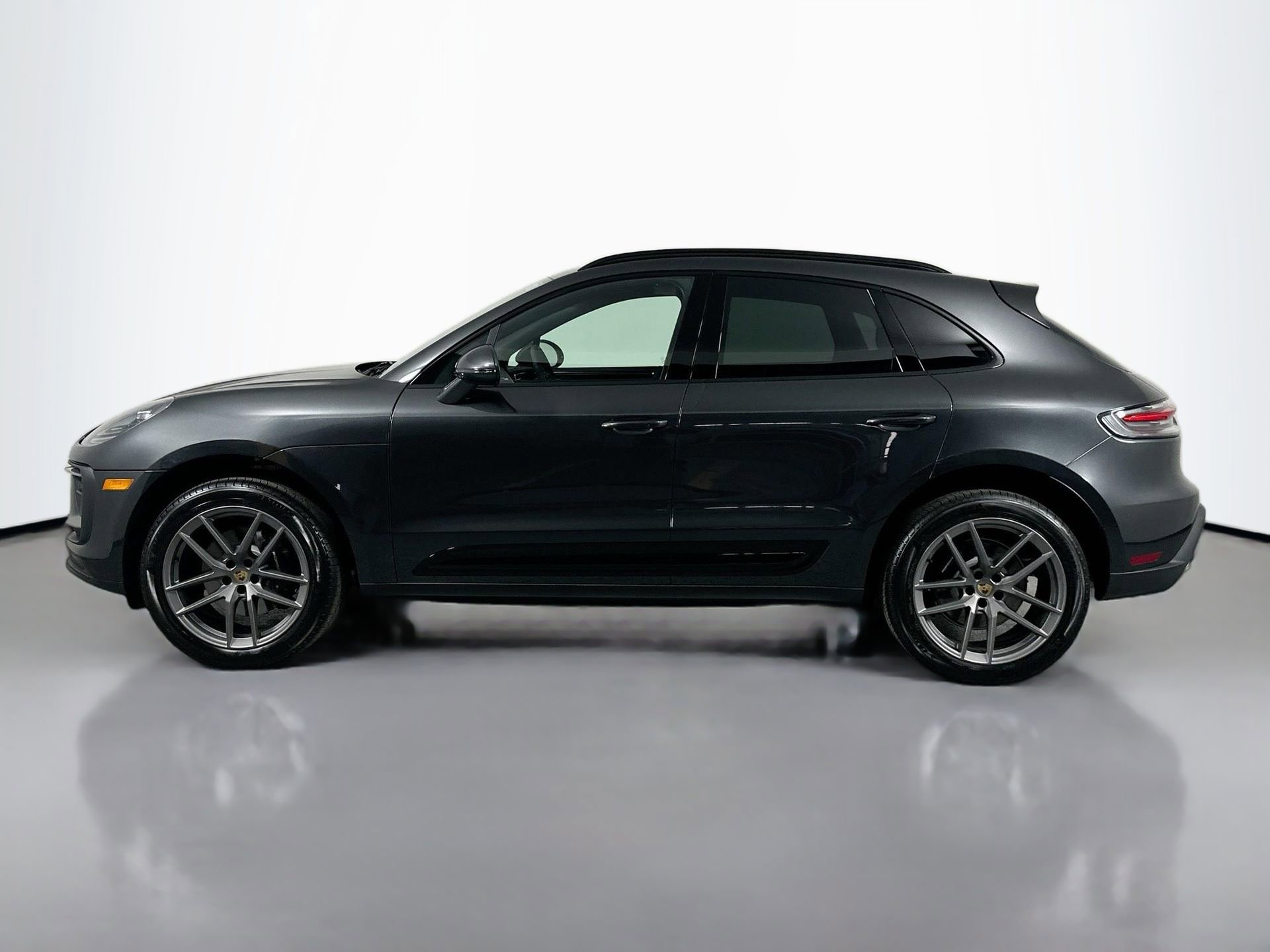 Certified 2025 Porsche Macan image 2
