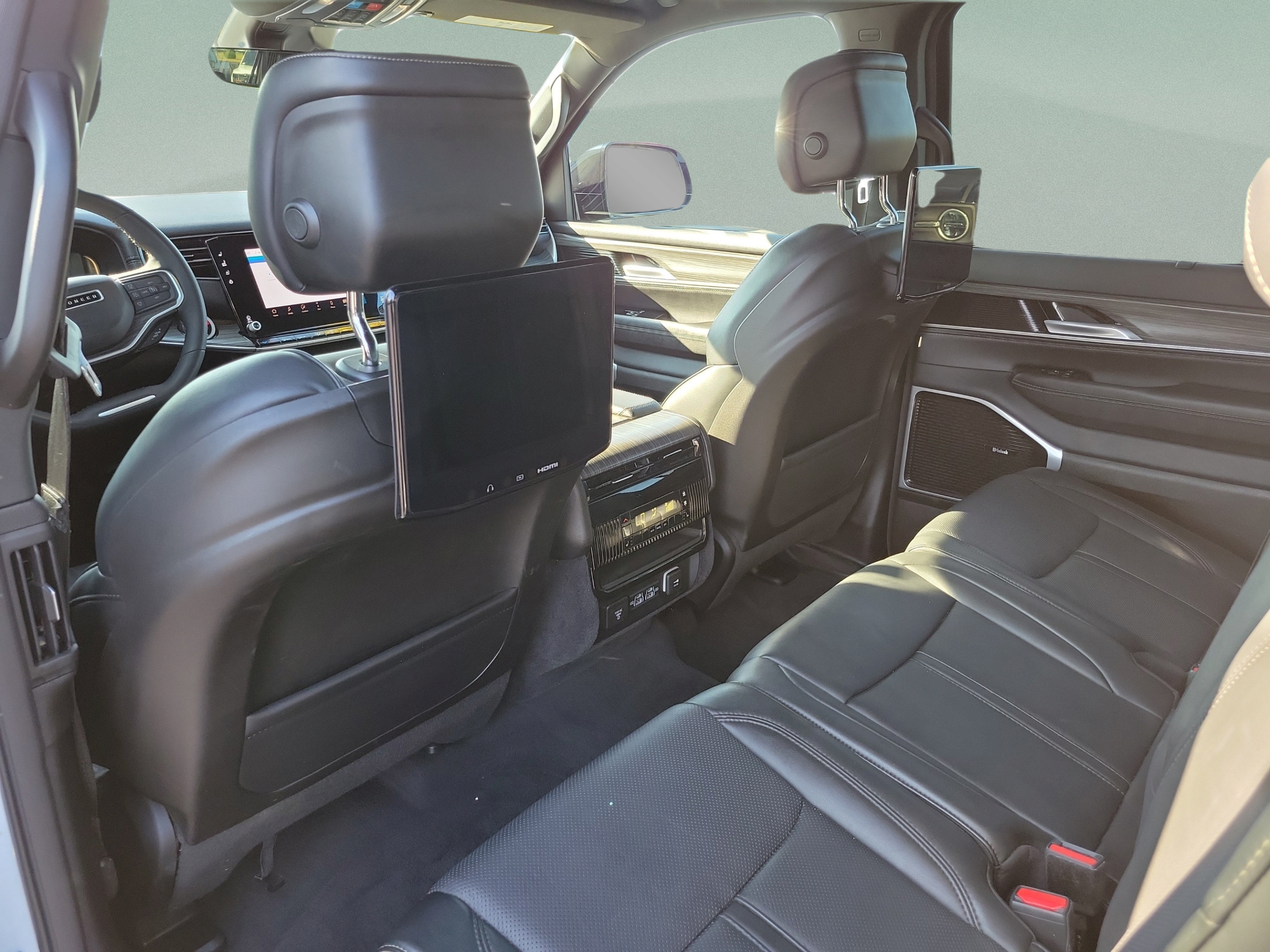Used 2024 Jeep Wagoneer L Series III w/ Premium Group I AWD/4WD image 10