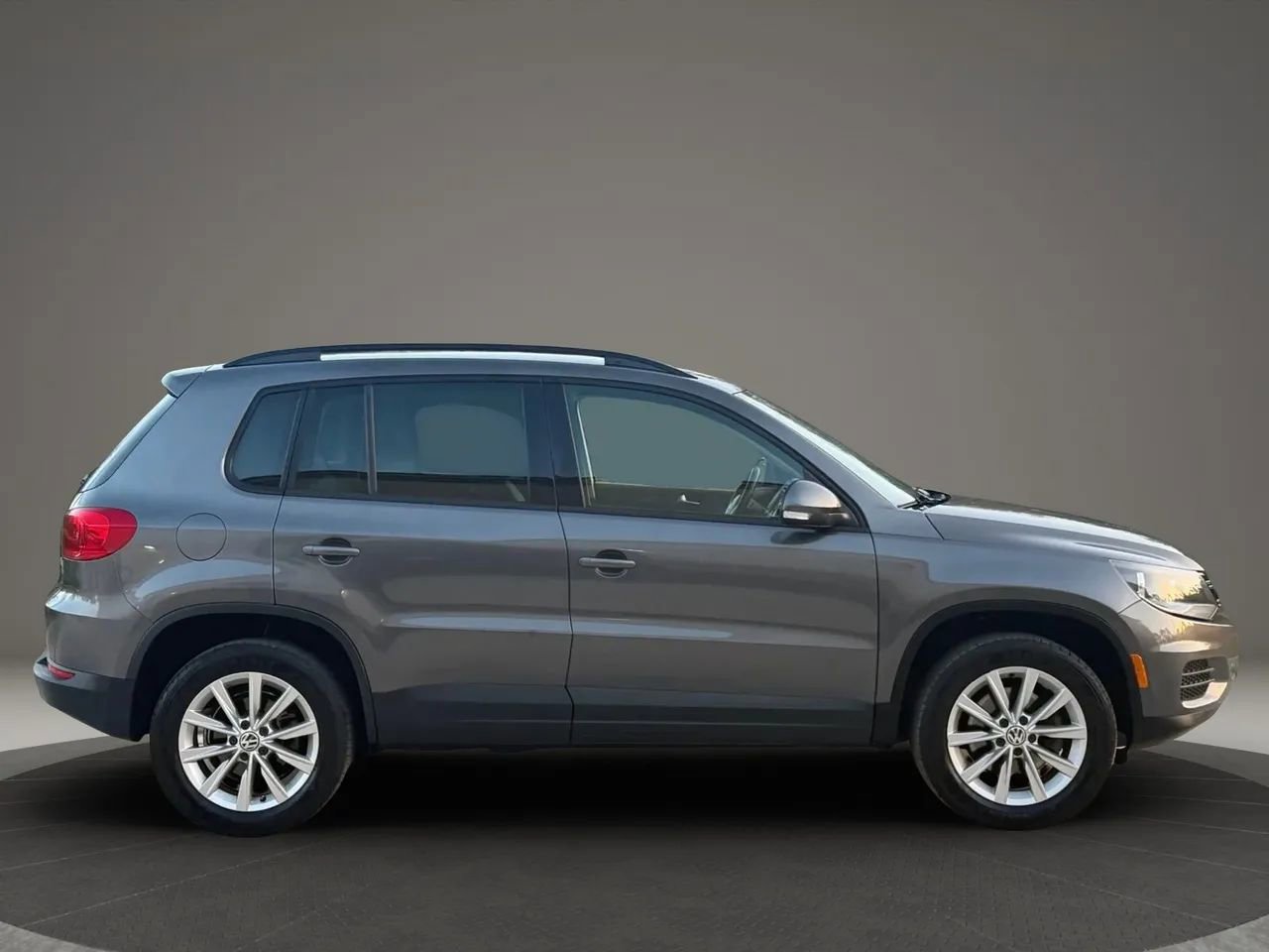 Used 2015 Volkswagen Tiguan SE image 2