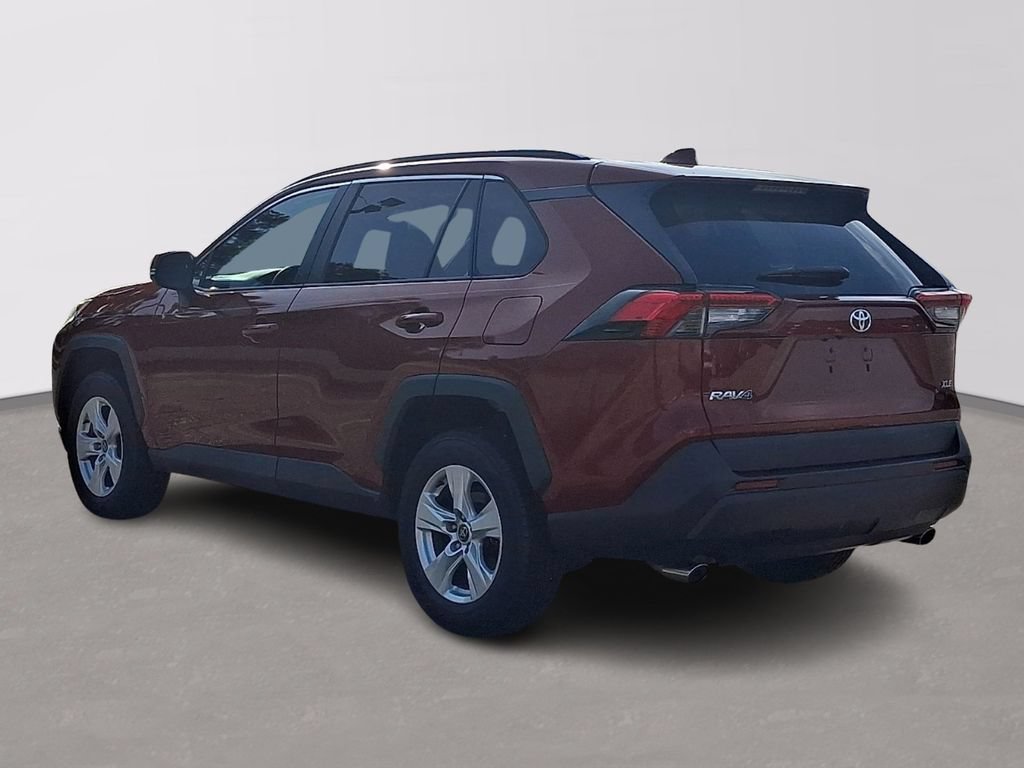 Used 2021 Toyota RAV4 XLE w/ Convenience Package FWD image 4