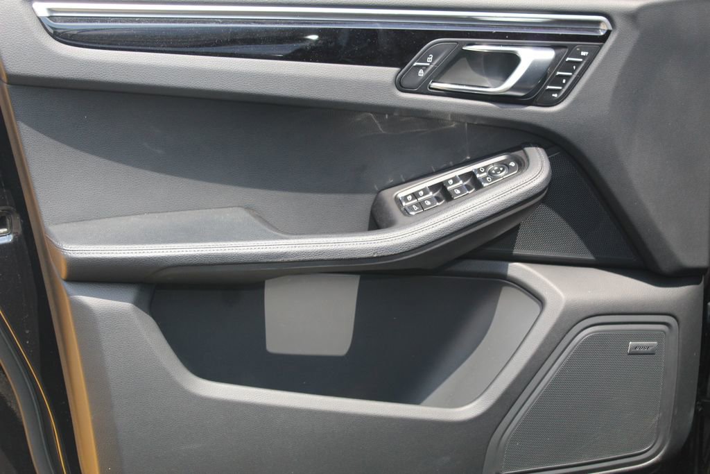 Used 2022 Porsche Macan AWD/4WD image 23