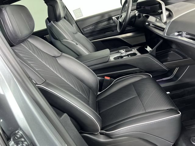 Certified 2026 Cadillac Vistiq Luxury w/ LPO, Floor Liner Package AWD/4WD image 28