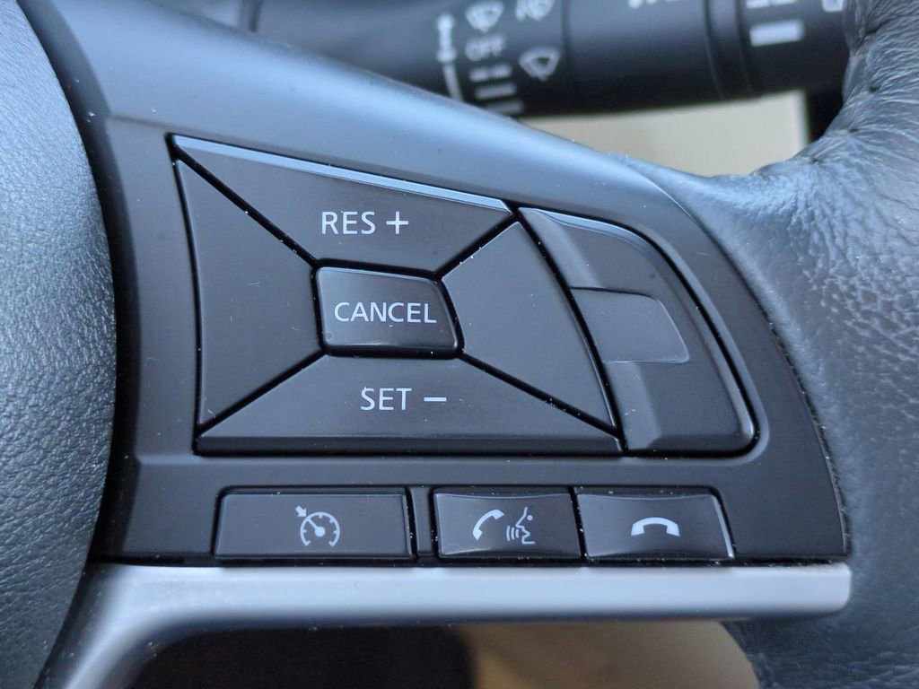 Used 2017 Nissan Rogue SV w/ SV Premium Package image 27