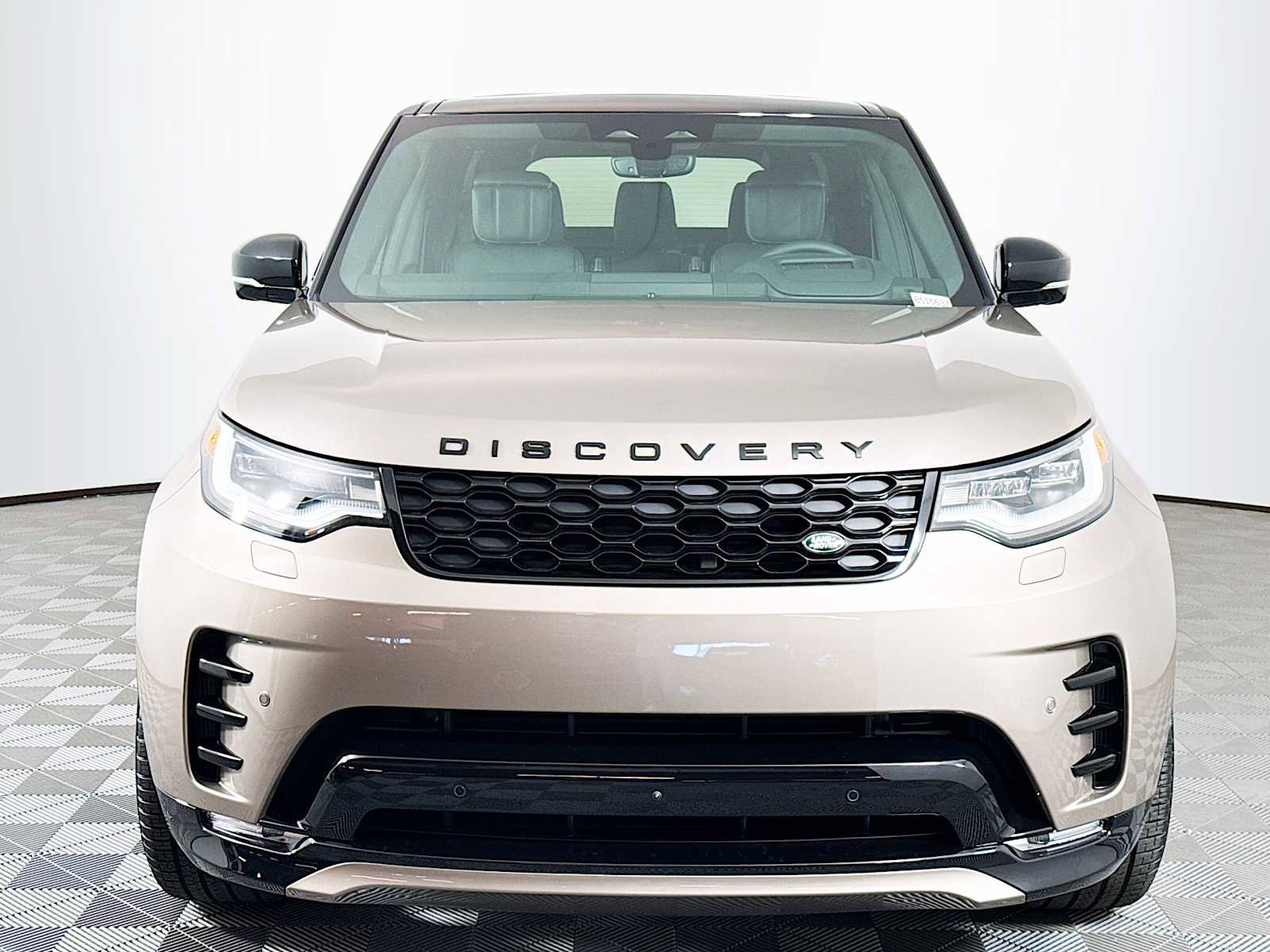 New 2025 Land Rover Discovery Dynamic SE image 2