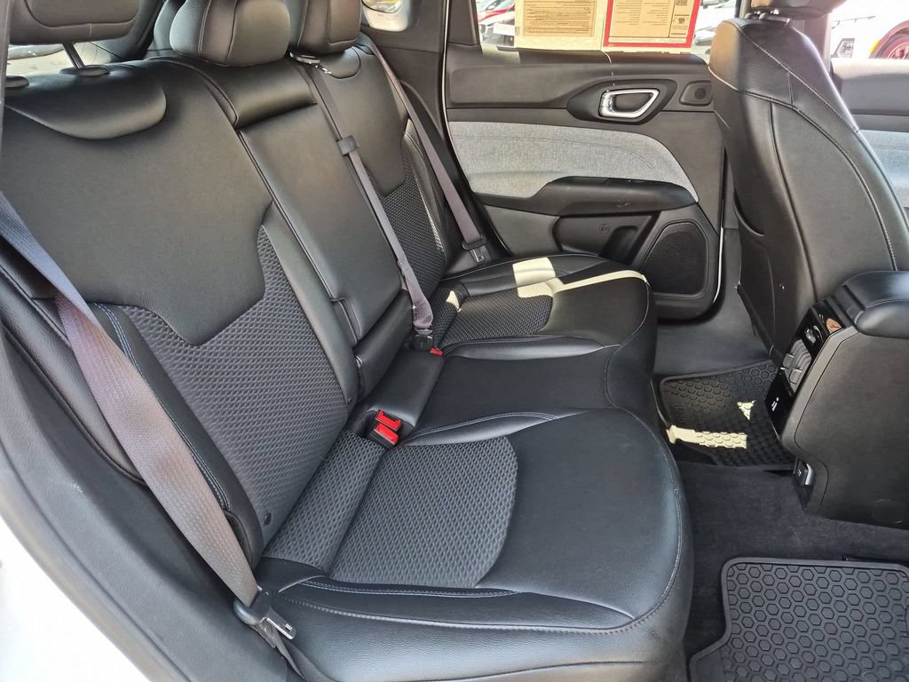 Used 2025 Jeep Compass Latitude w/ Sun & Sound Group AWD/4WD image 30