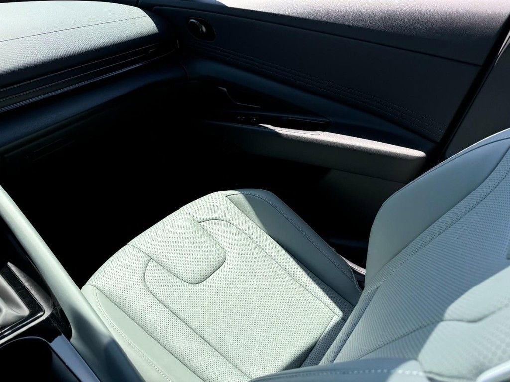 Used 2025 Hyundai Elantra Limited FWD image 12