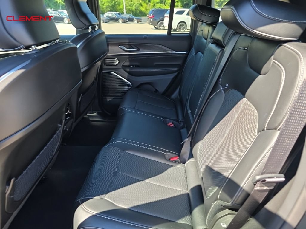 Used 2024 Jeep Grand Cherokee Overland w/ Luxury Tech Group IV AWD/4WD image 19