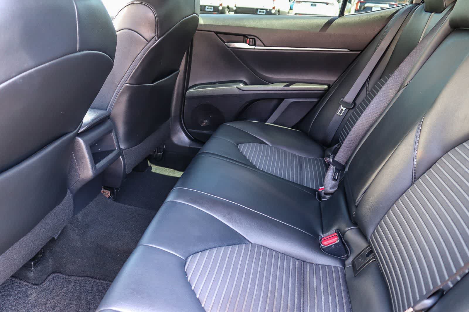 Used 2020 Toyota Camry SE FWD image 17