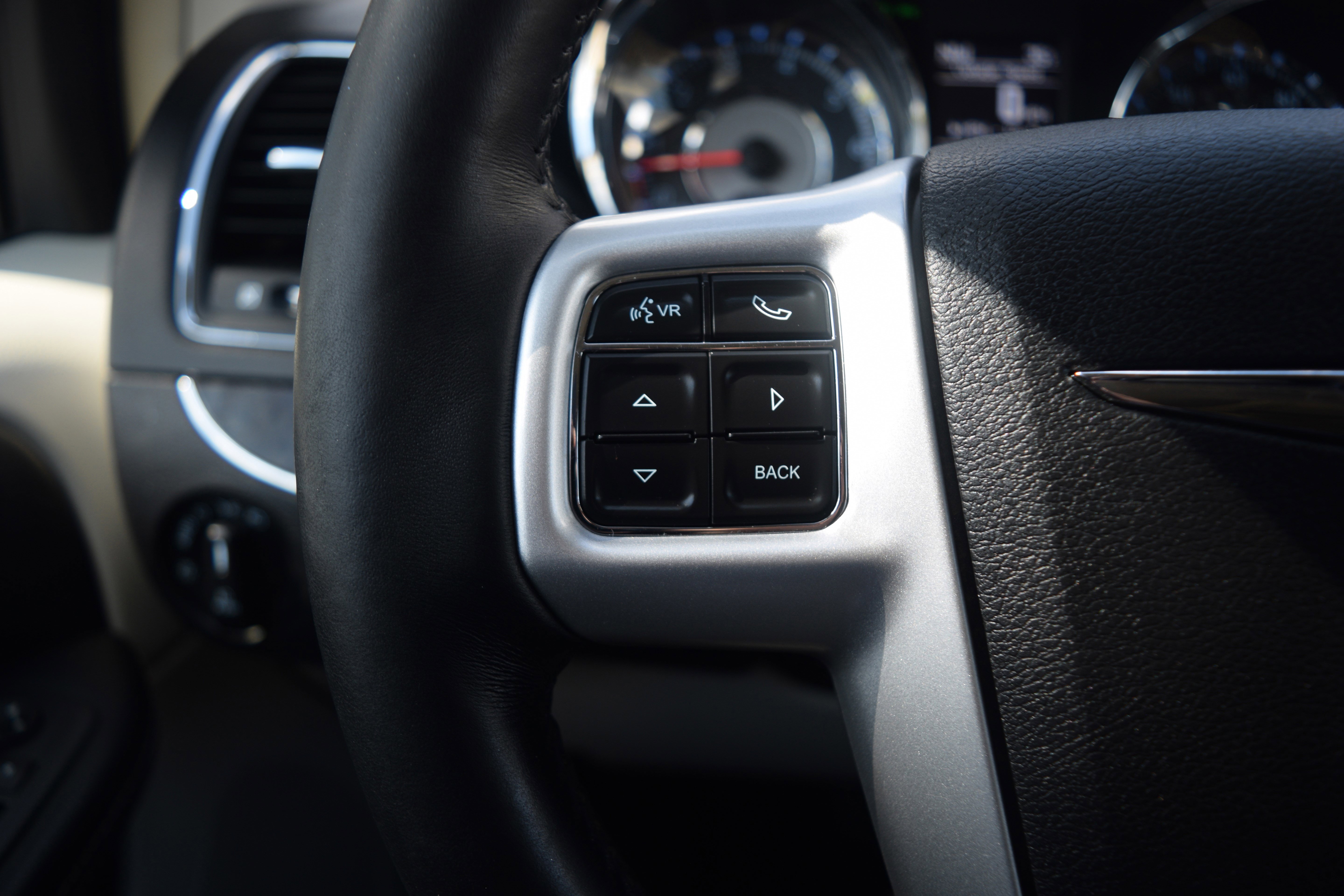 Used 2015 Chrysler Town & Country Touring w/ Driver Convenience Group image 6