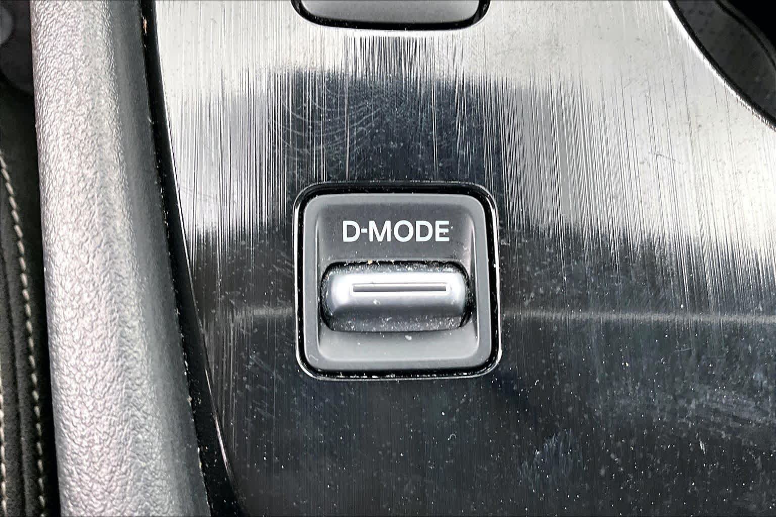 Certified 2025 Nissan Rogue SV FWD image 33