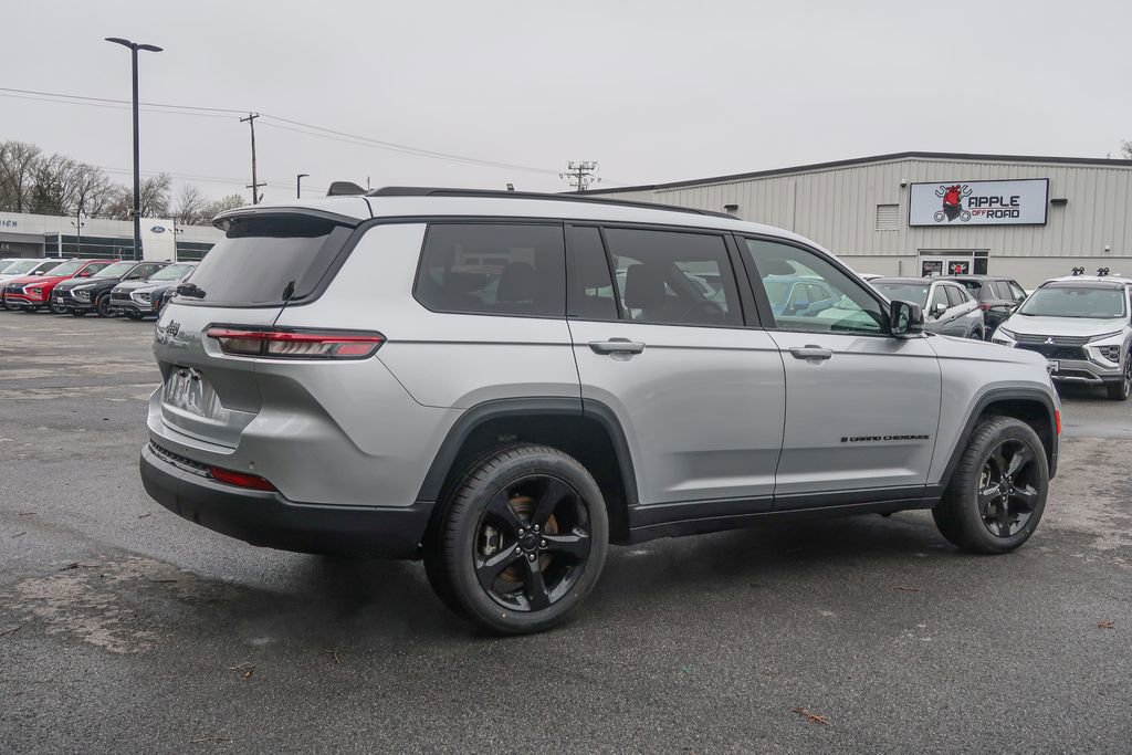 Used 2023 Jeep Grand Cherokee L Laredo RWD image 9