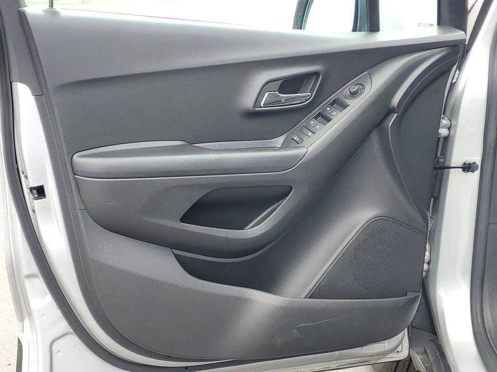 Used 2022 Chevrolet Trax LT w/ LT Convenience Package image 19