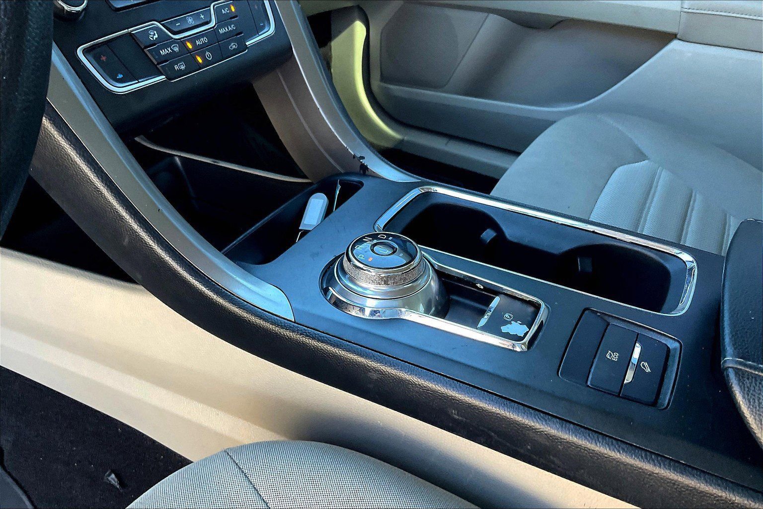 Used 2019 Ford Fusion SE image 16