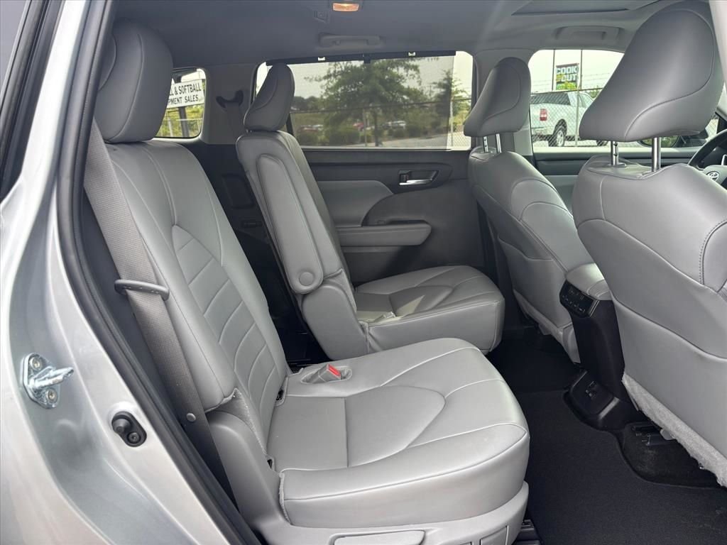 Used 2024 Toyota Highlander XLE FWD image 15
