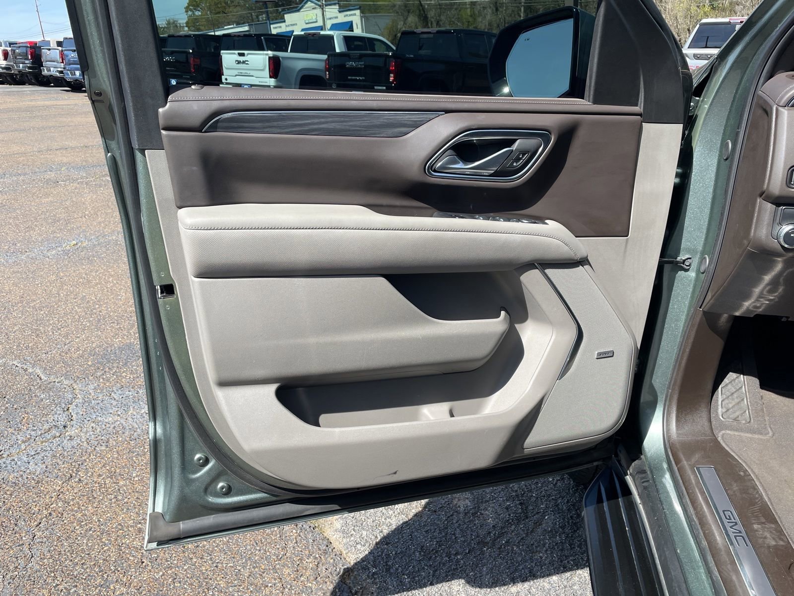 Used 2024 GMC Yukon SLT w/ SLT Luxury Package image 14