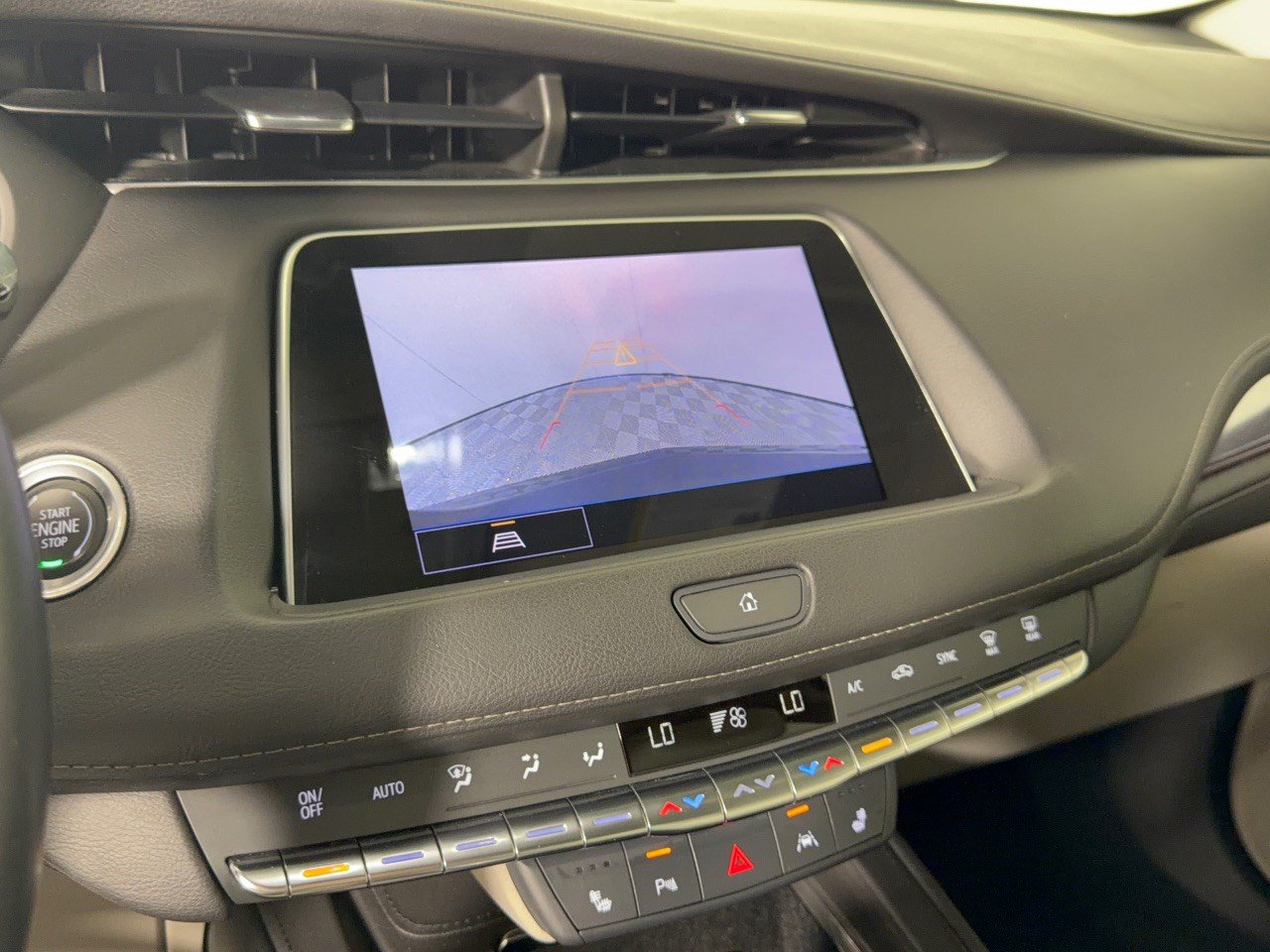 Used 2022 Cadillac XT4 Luxury w/ Cold Weather Package FWD image 24