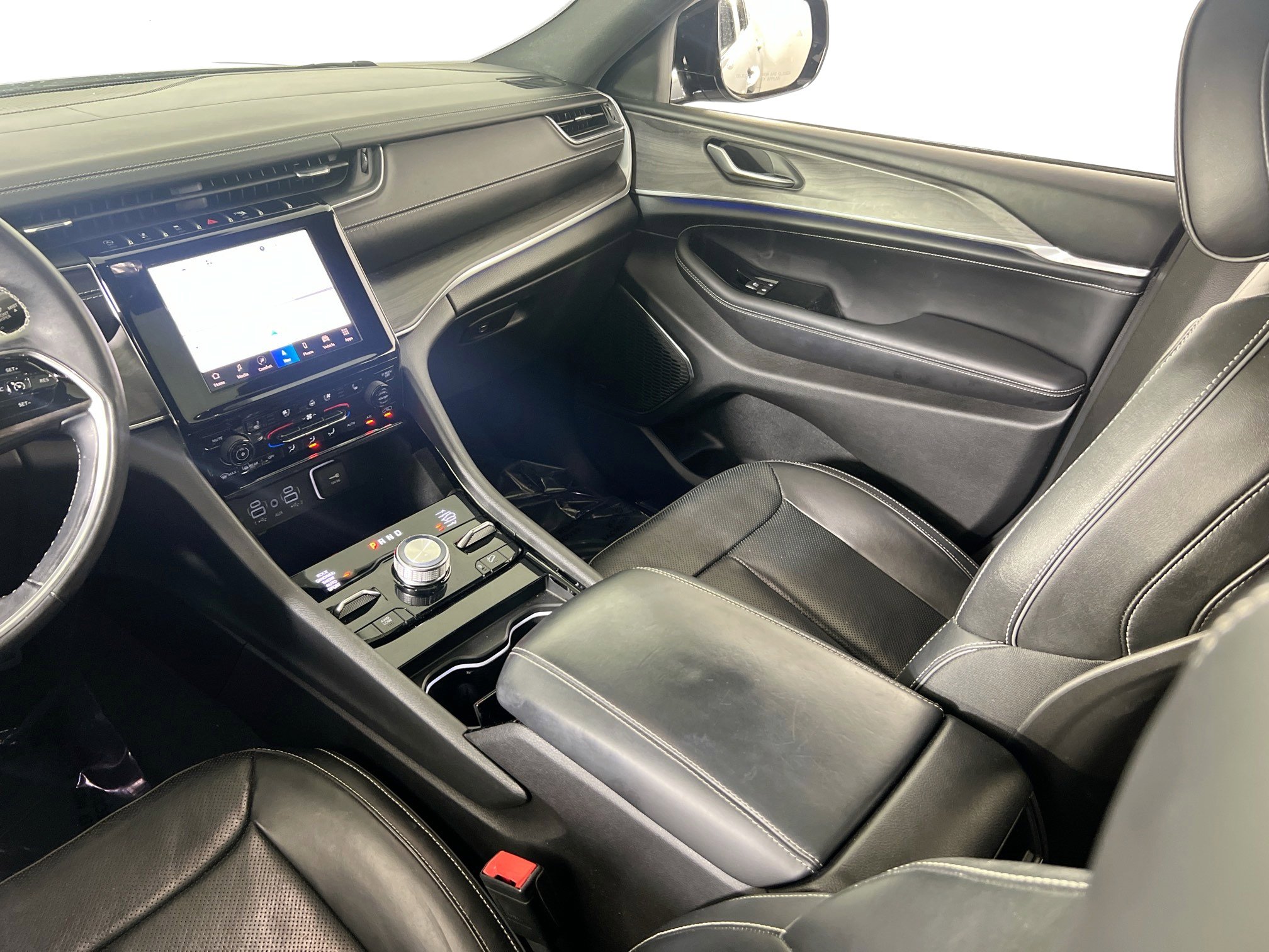 Used 2022 Jeep Grand Cherokee Overland AWD/4WD image 24