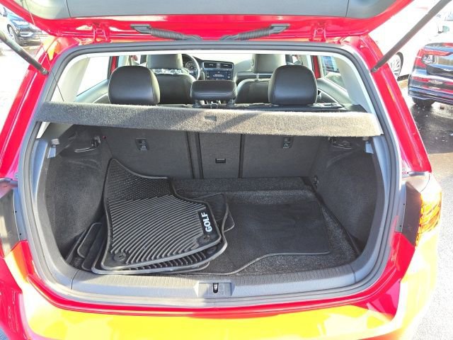 Used 2018 Volkswagen Golf SE image 18