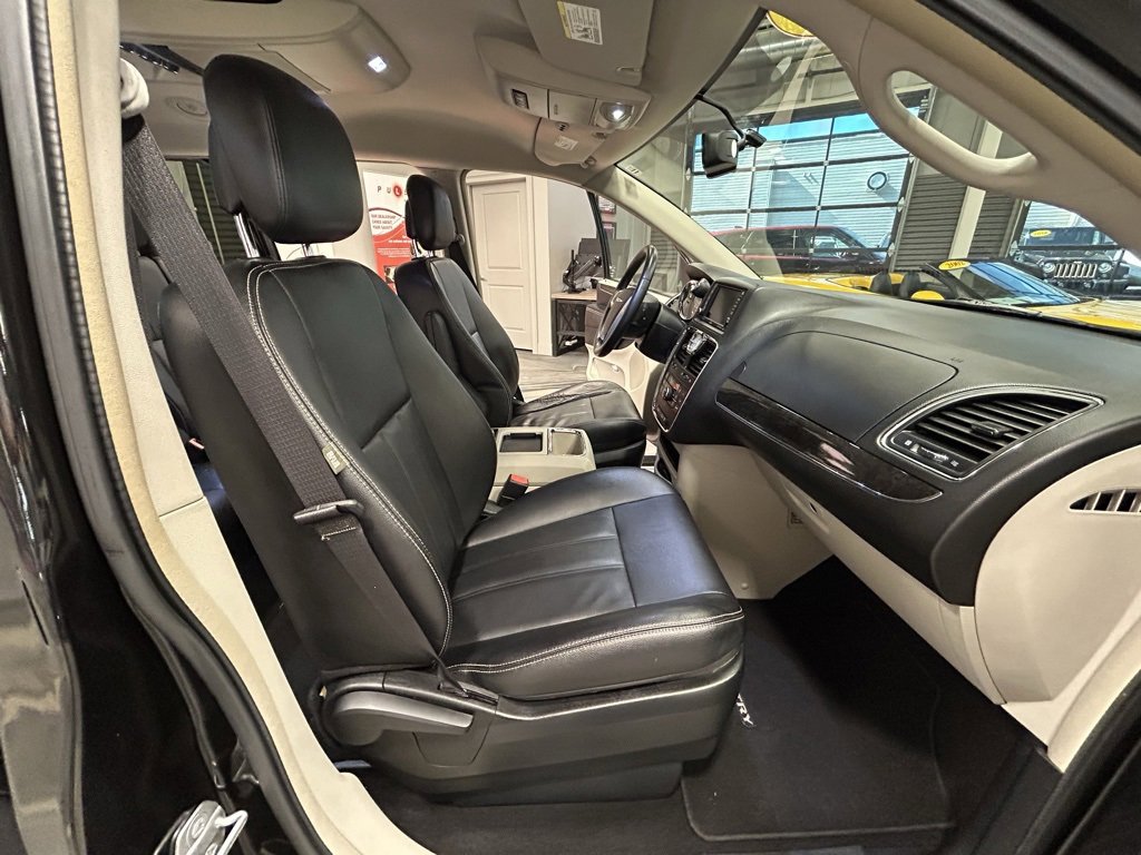 Used 2015 Chrysler Town & Country Touring image 39