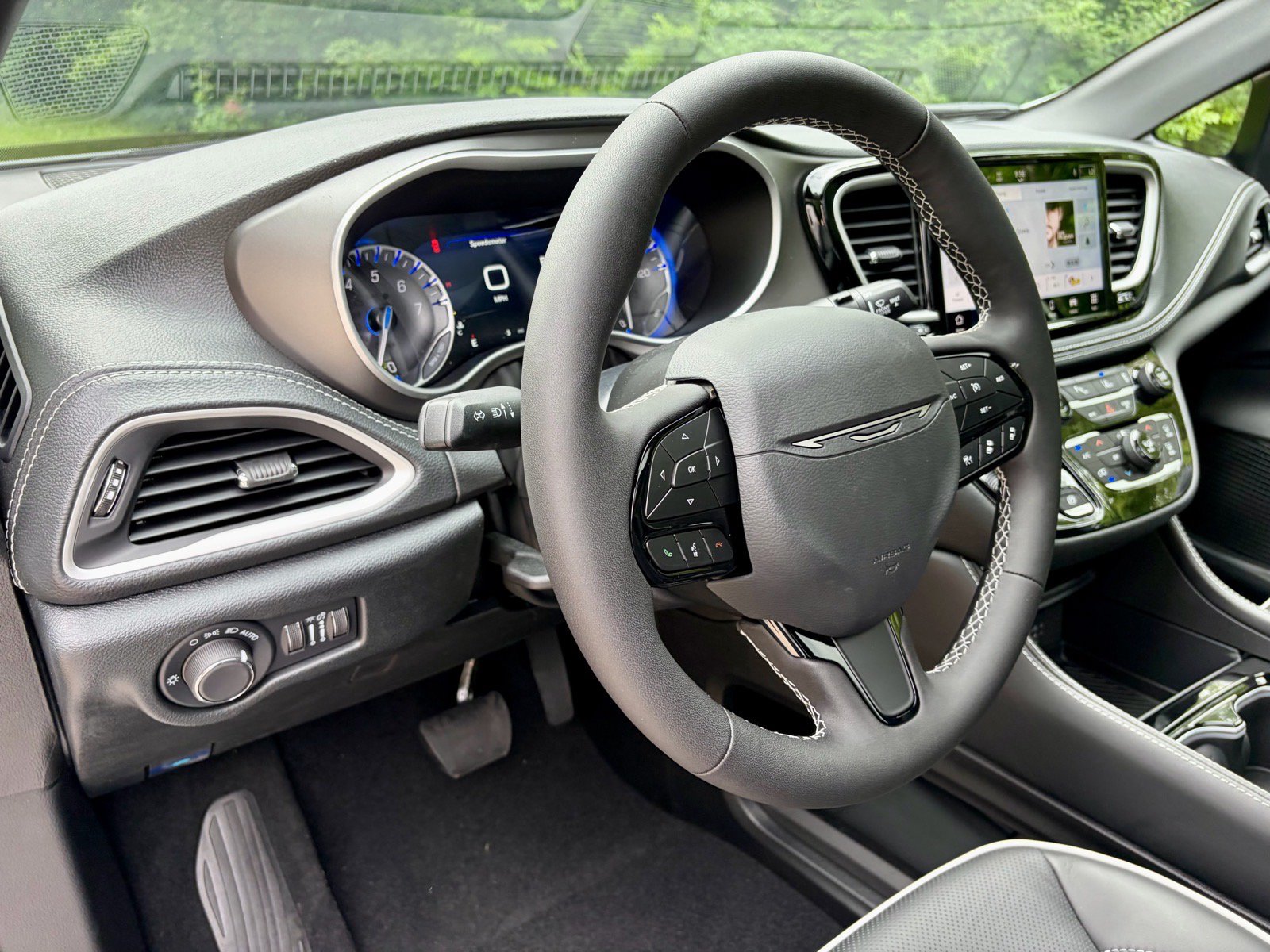 New 2027 Chrysler Pacifica Limited FWD image 25